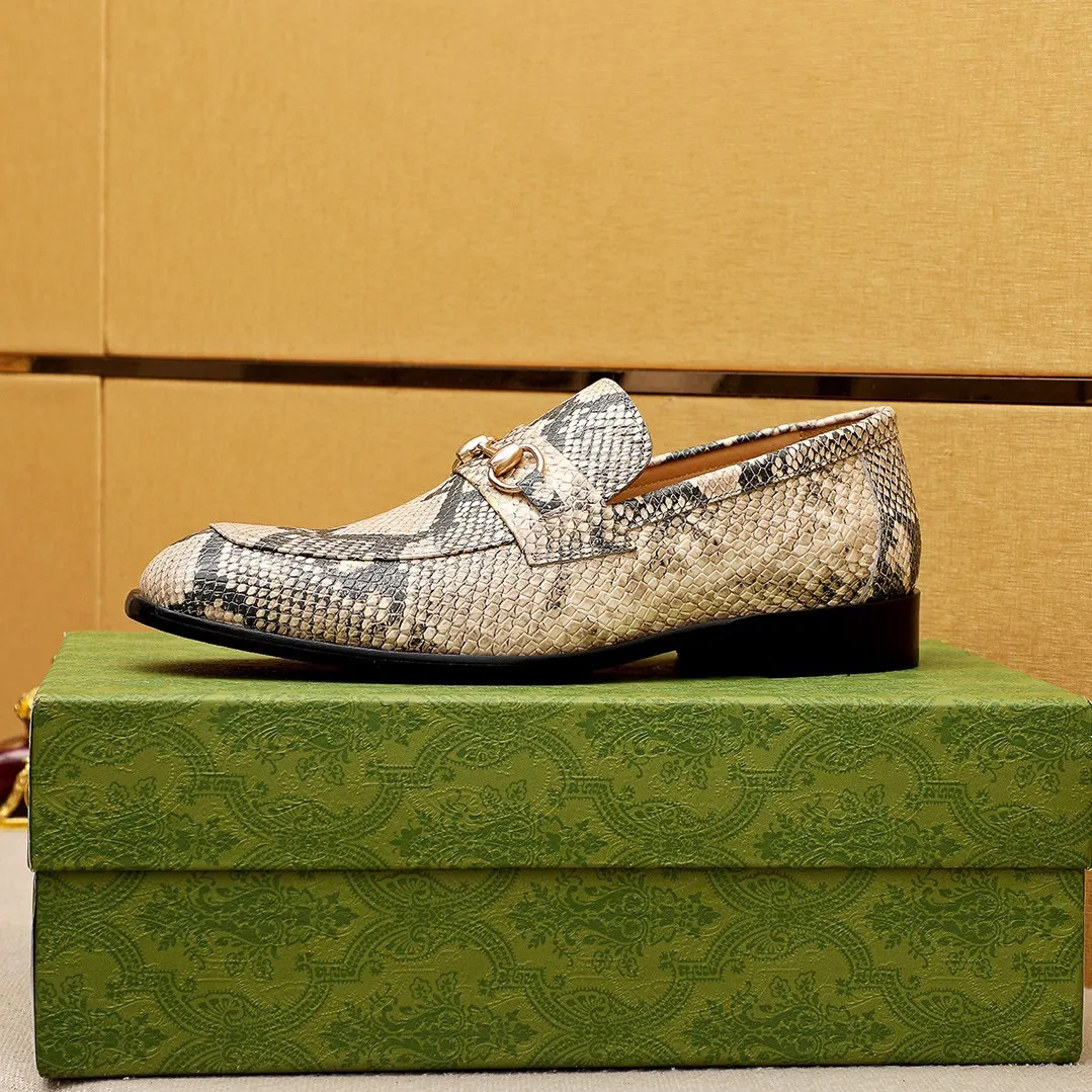 Men's shoes 💰460 💐 Product trademark: GUCCI "Gucci" casual leather shoes Regular size: 38-44 (45.46.47🉑️customized) Product materials: Selected imported first-layer calfskin upper + classic hardware buckle, imported cowhide leather lining. Strong three-dimensional visual effect, combined outsole Color: 1⃣️color optional